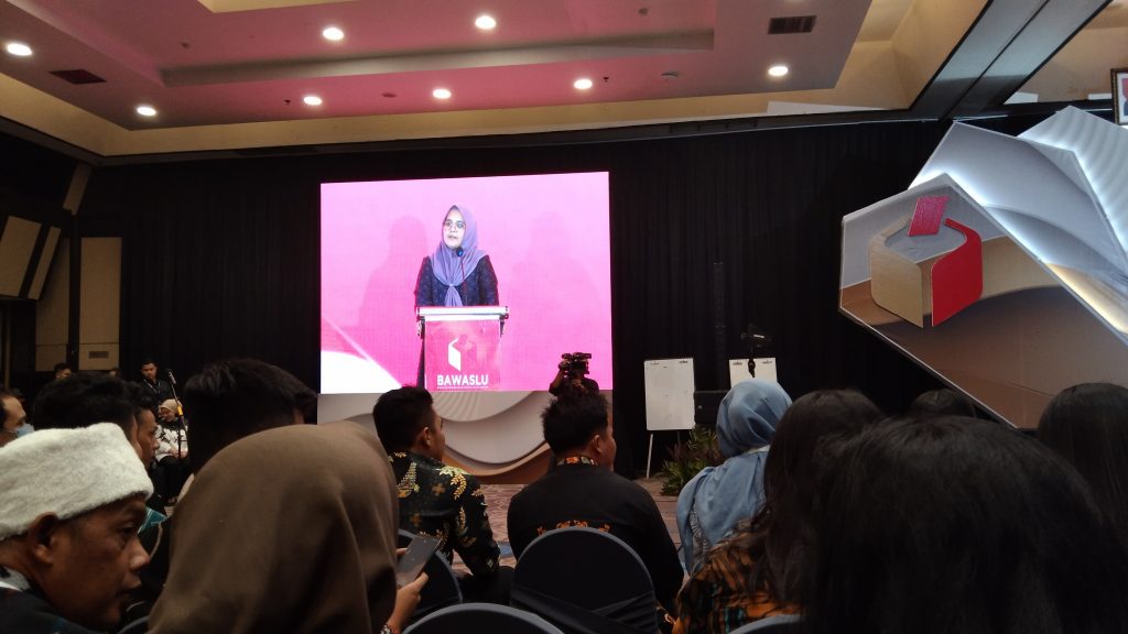 Ibu Lolly Suhenti (Anggota Bawaslu RI) pada saat memberi arahan pada Rakor Kehumasan