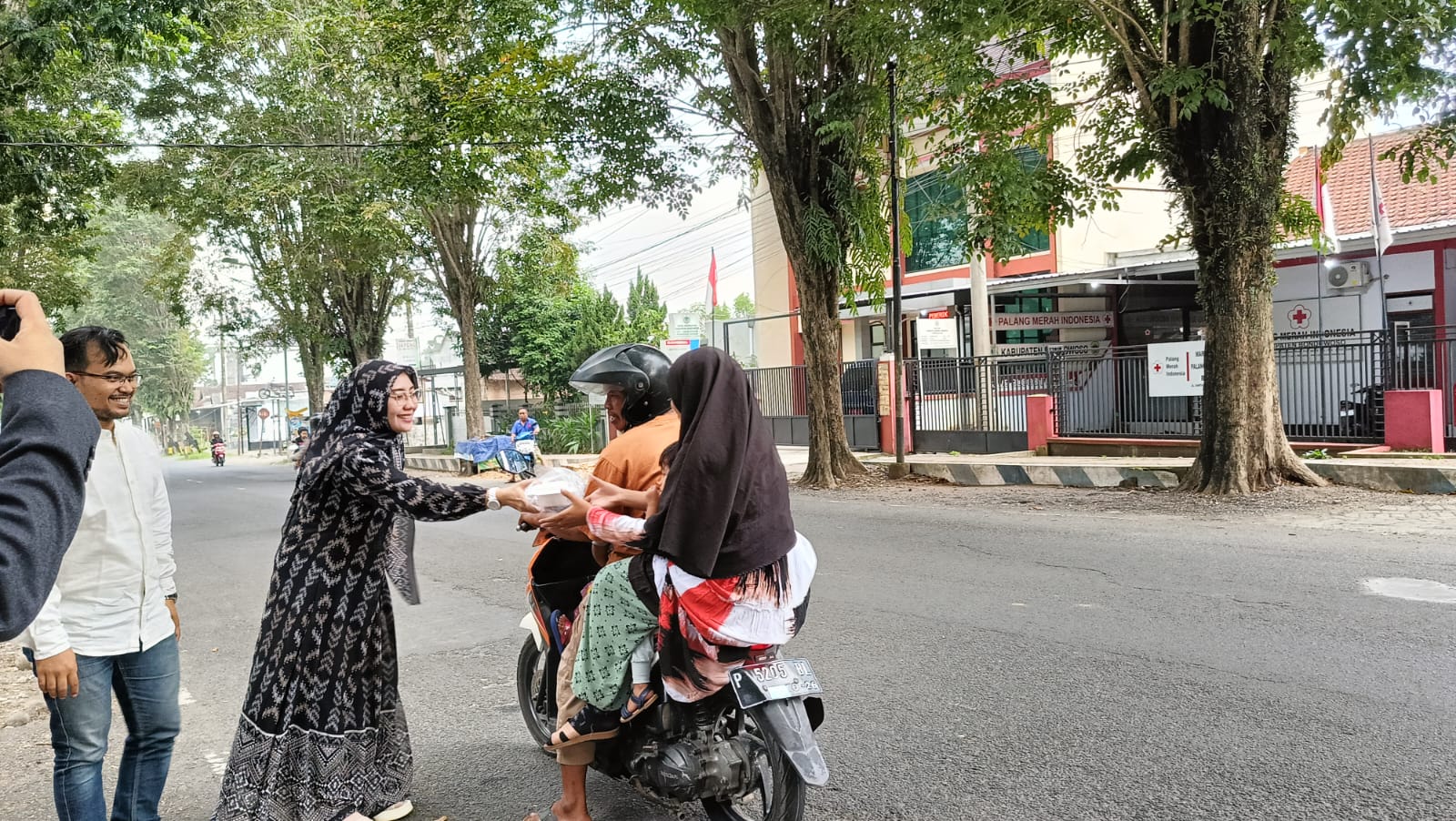 Bu Nani Agustina saat membagikan Takjil kepada pengendara yang lewat