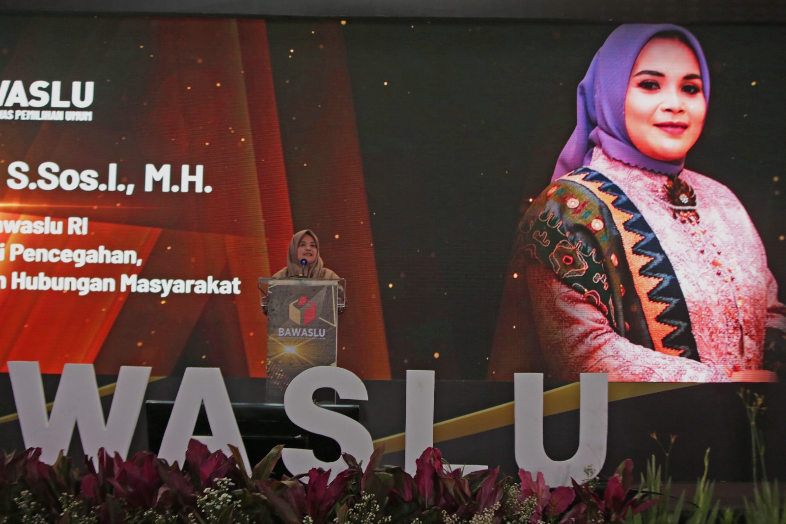 Foto saat Bu Loly memberi arahan