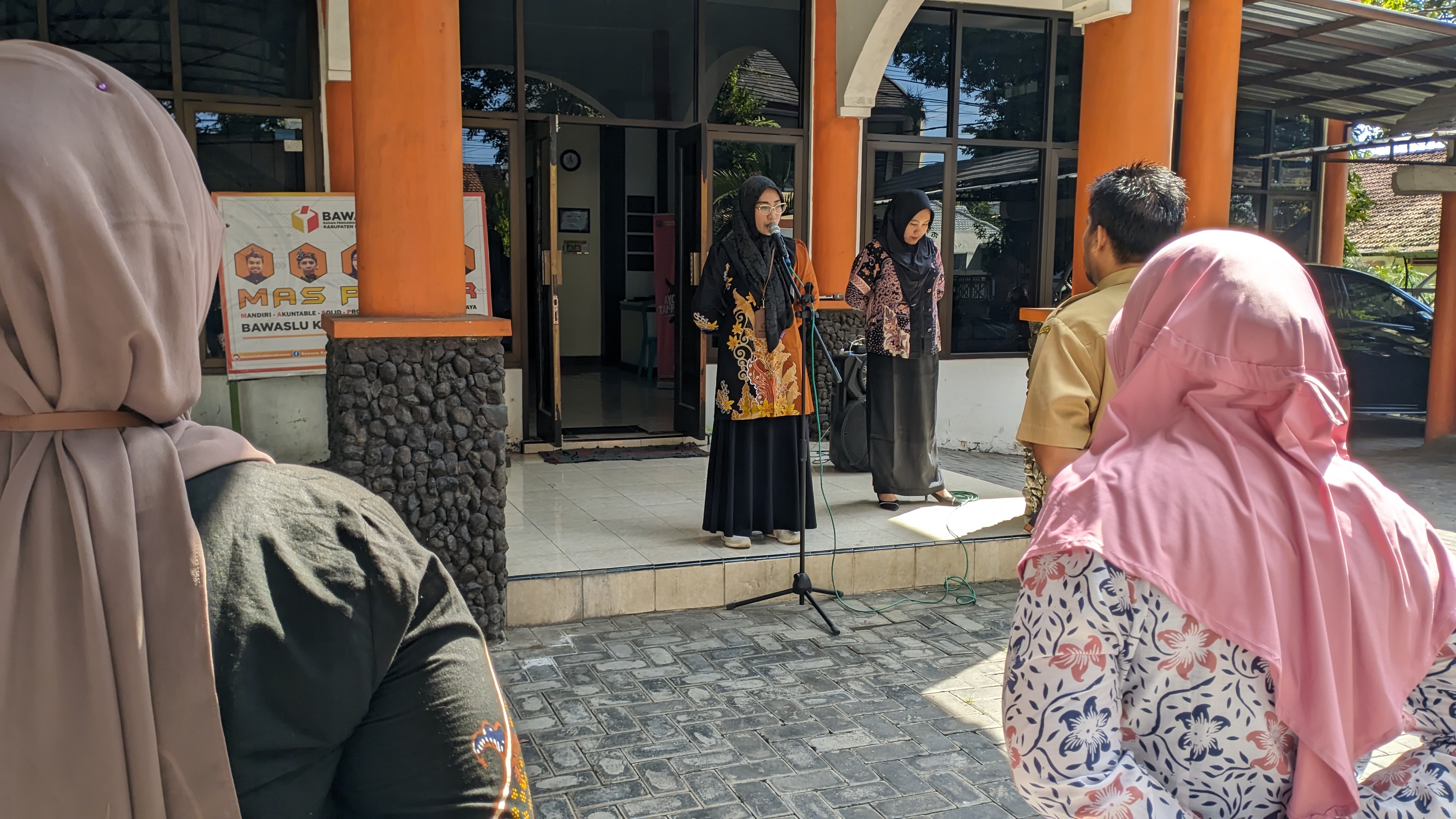 Bu Nani Agustina saat memimpin Apel