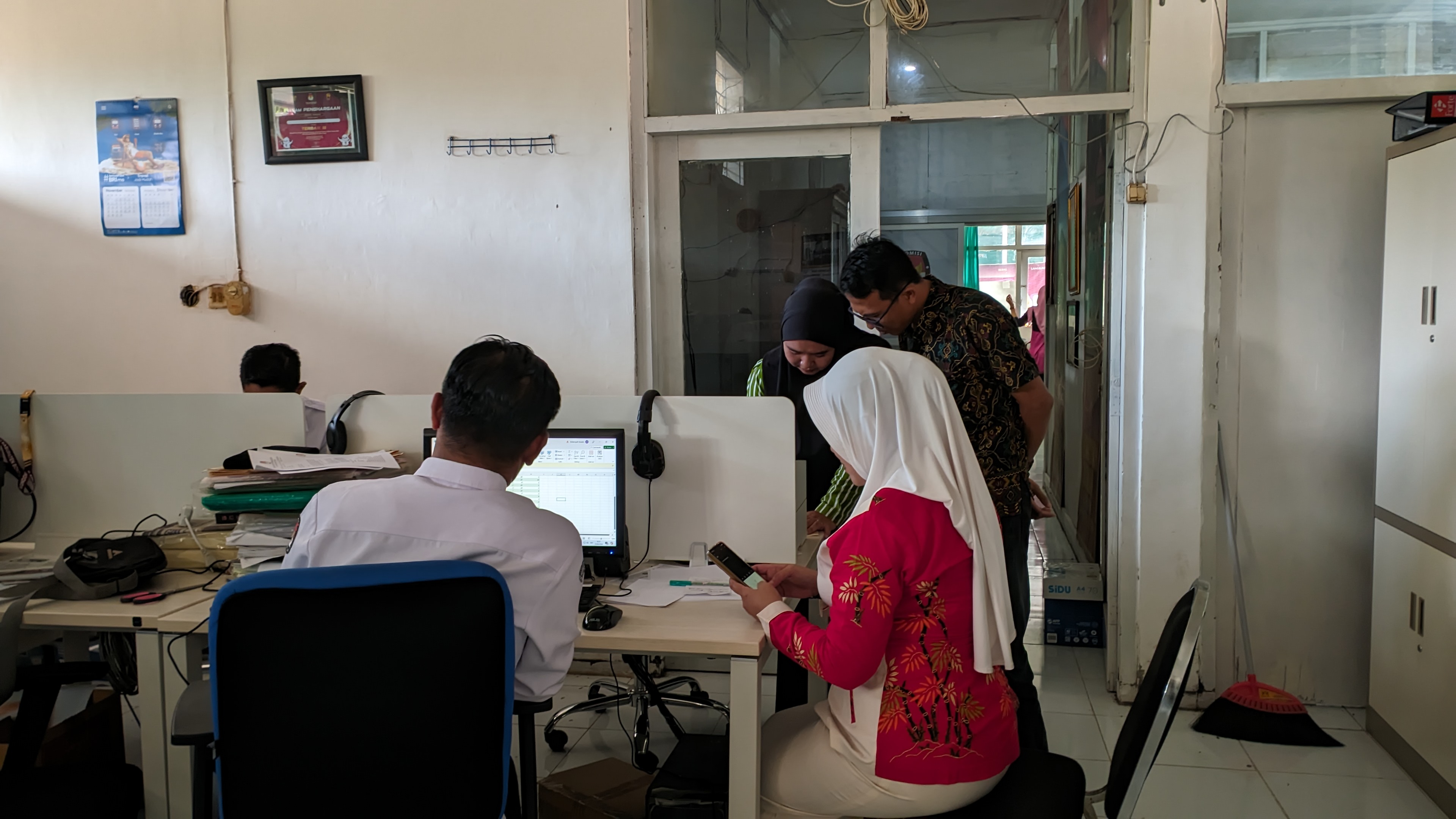 Staff Bawaslu Bondowoso sedang berkoordinasi dengan staf KPU Bondowoso