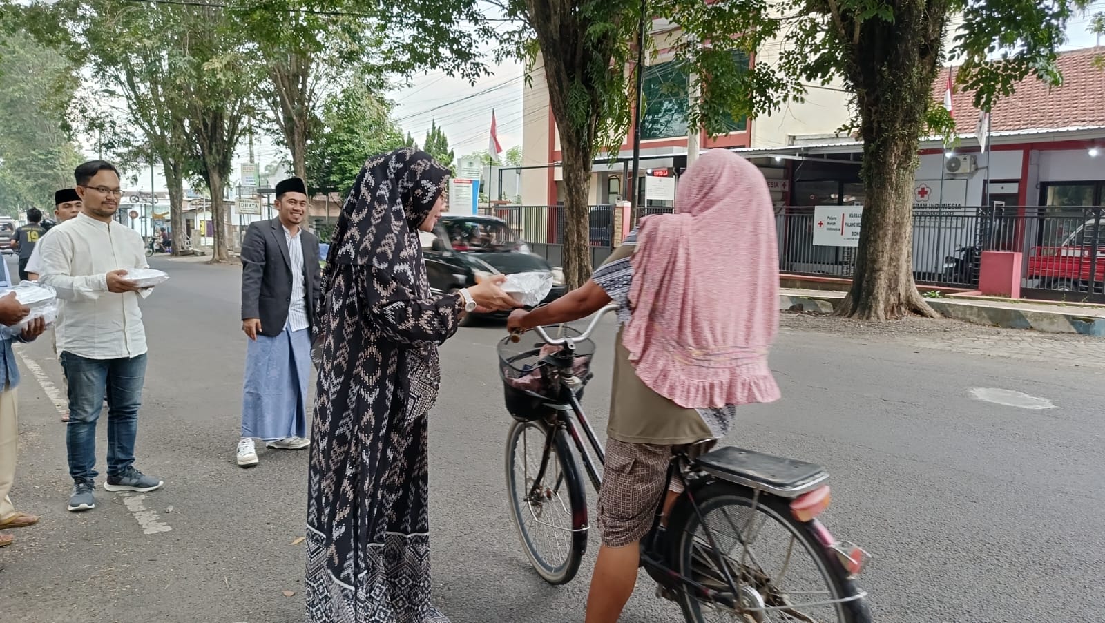 Para Komisioner saat membagikan Takjil
