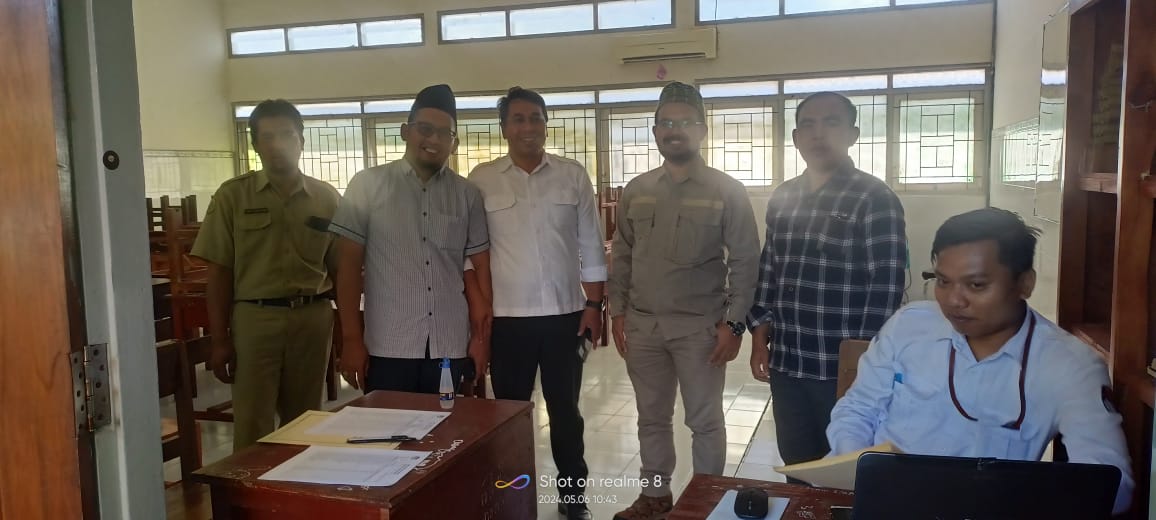 Bapak Sholikul Huda beserta Staff sedang mengawasi tes CAT PPK yang dilakukan oleh KPU
