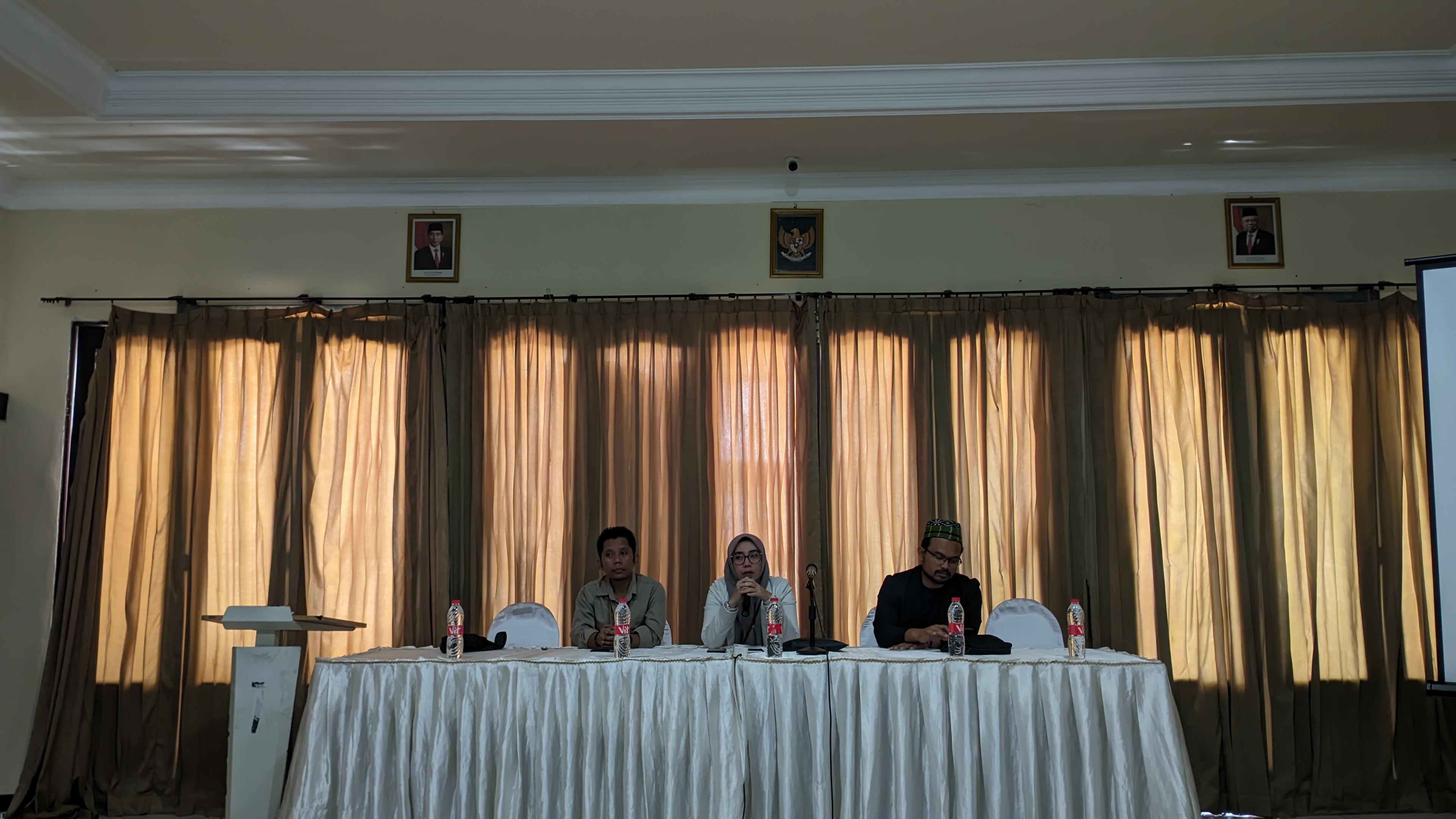Bu Nani Agustina saat memberikan arahan pada panwascam existing