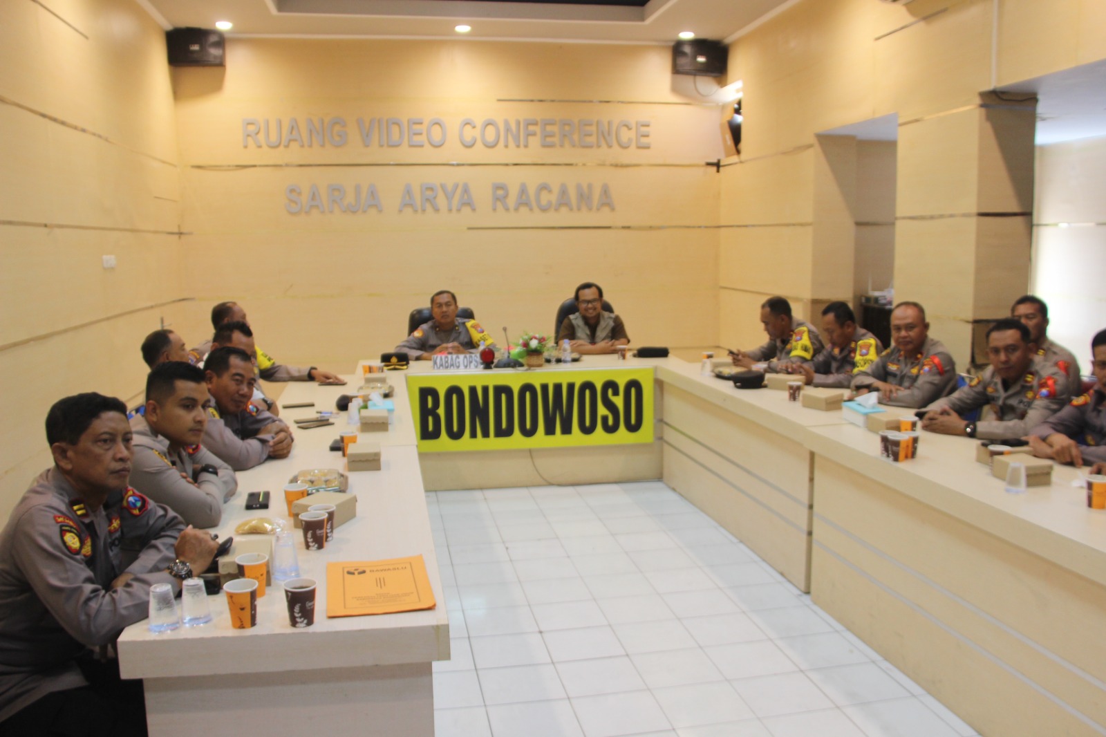 Kordiv P2H Bawaslu Bondowoso Sholikhul Huda (depan kiri) bersama jajaran Polres Bondowoso saat mengikuti Zoom FGD Divisi Humas Polri.