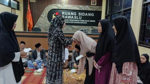 Bu Nani Agustina Saat menyantuni anak yatim