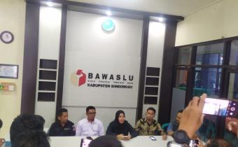 Komisioner Bawaslu Bondowoso saat memberikan keterangan pada saatkonfrensi pers