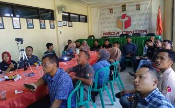 Bawaslu Bondowoso beserta Panwascam sedang mendengarkan arahan dari Bawaslu RI
