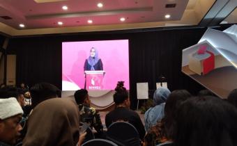 Ibu Lolly Suhenti (Anggota Bawaslu RI) pada saat memberi arahan pada Rakor Kehumasan