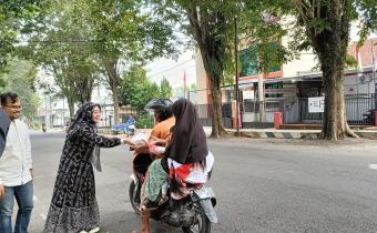 Bu Nani Agustina saat membagikan Takjil kepada pengendara yang lewat