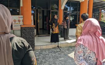 Bu Nani Agustina saat memimpin Apel