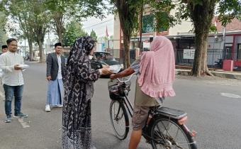 Para Komisioner saat membagikan Takjil