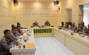 Kordiv P2H Bawaslu Bondowoso Sholikhul Huda (depan kiri) bersama jajaran Polres Bondowoso saat mengikuti Zoom FGD Divisi Humas Polri.